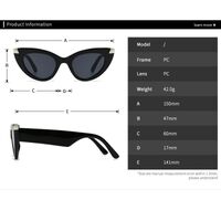 Пластиковые женские солнцезащитные очки в форме 