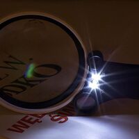 Лупа с универсальной подсветкой, увеличительное стекло с ручкой 600600H-XX, диаметр 65 мм, увеличение: 2,5X, 25X, 55X