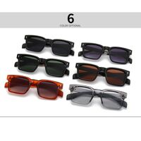 Пластиковые солнцезащитные очки в форме 