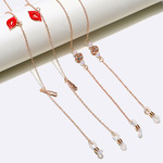 Set of two glasses chain with rhinestones and lips GM059