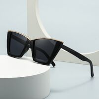 Пластиковые женские солнцезащитные очки с формой 