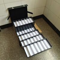 Передвижной бокс (ящик, чемодан, кейс, кофр, органайзер, витрина) на колёсах для оправ и очков на 56 мест JS-C190518