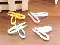 Tweezers with suction cup for working with contact lenses W00112