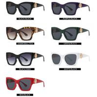 Пластиковые женские солнцезащитные очки с формой 