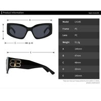 Пластиковые солнцезащитные очки в форме 