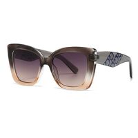 Пластиковые солнцезащитные очки в форме 