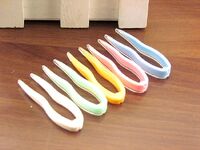 Tweezers with suction cup for working with contact lenses W00112